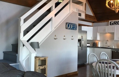 Scroggins House | 'Lakeview Canoe' Lakefront Cabin w/Private Dock & Boat Slip on Cypress Springs