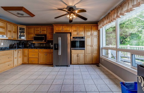 Bobcaygeon Cottage | Lakeview cottage near Pigeon lake with hot tub