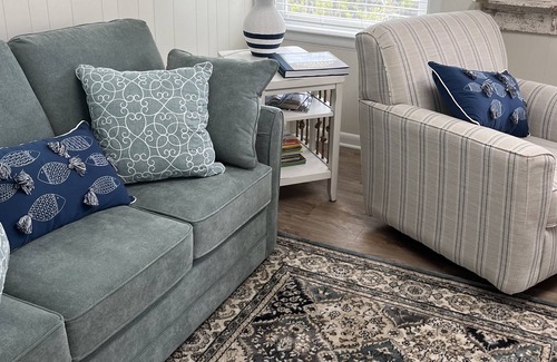 Ludington Cottage | LAKEVIEW COTTAGE - Opening available! Come check out the Fall Colors! ☀️