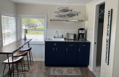 Ludington Cottage | LAKEVIEW COTTAGE - Opening available! Come check out the Fall Colors! ☀️