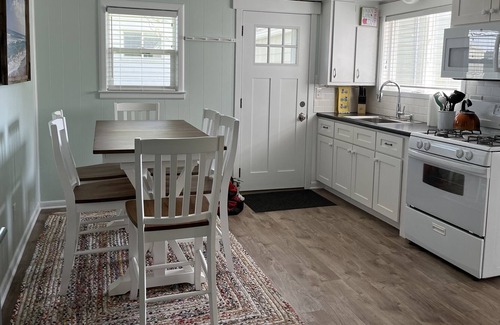 Ludington Cottage | LAKEVIEW COTTAGE - Opening available! Come check out the Fall Colors! ☀️