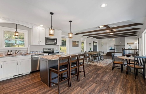 Aspen Hill House | Lakeview Escape – Spacious Retreat with Private Beach & Dock