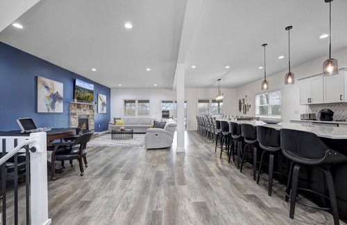 Lake Harmony Estates House | Lakeview Getaway 8BR, 9BA, Sleeps 32 – Summer Retreat w/Hot Tub & Lake Access