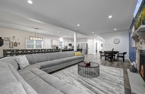 Lake Harmony Estates House | Lakeview Getaway 8BR, 9BA, Sleeps 32 – Summer Retreat w/Hot Tub & Lake Access