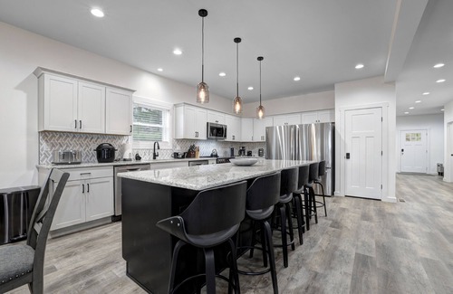 Lake Harmony Estates House | Lakeview Getaway 8BR, 9BA, Sleeps 32 – Summer Retreat w/Hot Tub & Lake Access