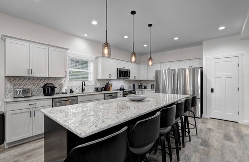 Lake Harmony Estates House | Lakeview Getaway 8BR, 9BA, Sleeps 32 – Summer Retreat w/Hot Tub & Lake Access