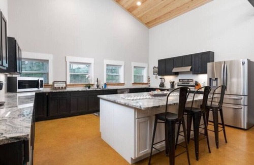 Pottsboro House | Lakeview Group Getaway Sleeps 18n