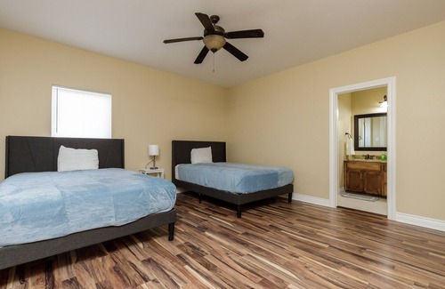 South Side House | Lakeview Haven6BRGated,15mintoBeach!6500SF,WiFi536Mbps,HotTubPool Table!3K-5QBed