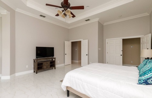 South Side House | Lakeview Haven6BRGated,15mintoBeach!6500SF,WiFi536Mbps,HotTubPool Table!3K-5QBed