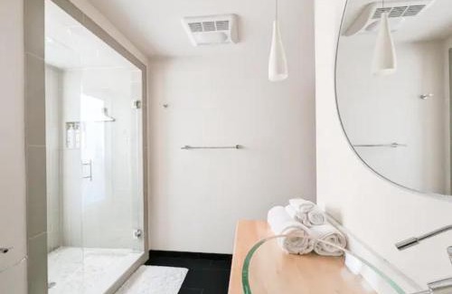South Beacon Hill House | Lakeview Home by Lightrail Downtown & Airport