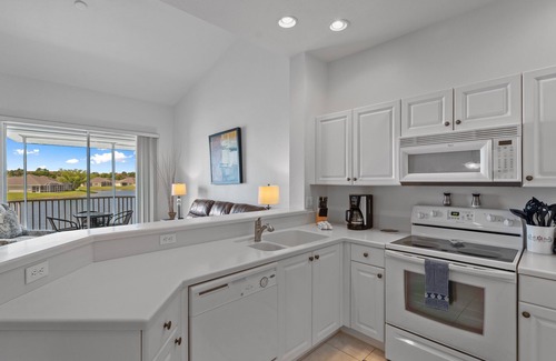 Fort Myers Condo | Lakeview Lanai in Fort Myers! Gated community with resort like amenities!