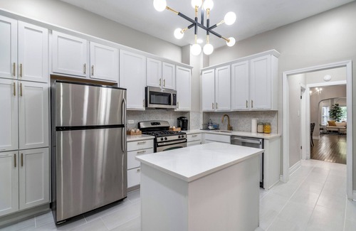 Lakeview House | Lakeview Lux - 20min to Wrigley - Free Parking - Sleeps 17+