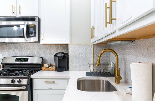 Lakeview House | Lakeview Lux - 20min to Wrigley - Free Parking - Sleeps 17+