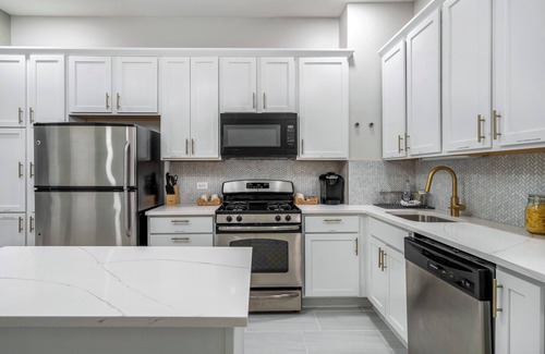 Lakeview House | Lakeview Lux - 20min to Wrigley - Free Parking - Sleeps 17+