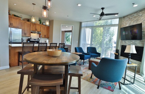 Garden City Apartment | LakeView- Luxurious 2Bdr/2.5 Bath/Den Vacation Suite
