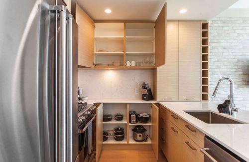 Kelowna Central Business District Apartment | ☆ Lakeview | Luxury 1BR & State-of-Art Amenities! | DT Kelowna ☆