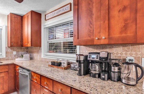 Pinecraft House | Lakeview Oasis - 4bd/2ba overlooking the lake!