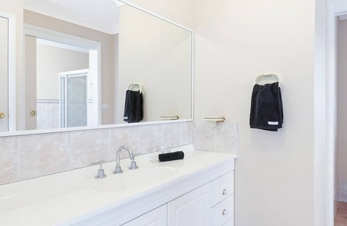 Chain Valley Bay House | Lakeview Oasis - Reserve waterfront cottage