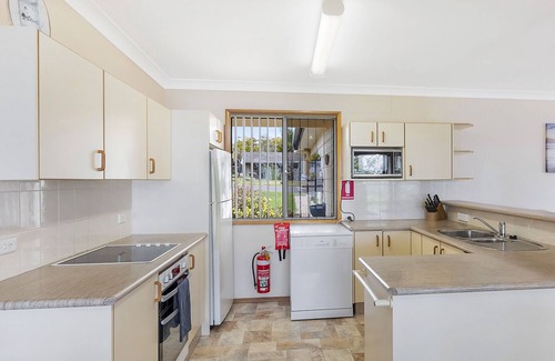 Chain Valley Bay House | Lakeview Oasis - Reserve waterfront cottage