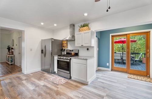 Union Springs House | Lakeview on Cayuga Wine Trail Fenced Yard 2 King Beds Sunset Views