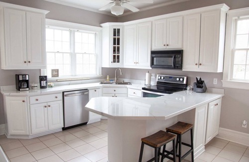 South Main Street House | Lakeview on Main Pool, Fire Pit + Walkable