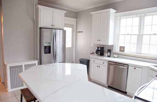 South Main Street House | Lakeview on Main Pool, Fire Pit + Walkable