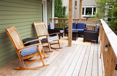 South Main Street House | Lakeview on Main Pool, Fire Pit + Walkable