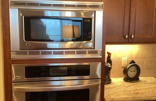Geneva-on-the-Lake Condo | LAKEVIEW PENTHOUSE 406 3br/2.5bath. Rent 3 get 4th free ask!- 2 king bed suites