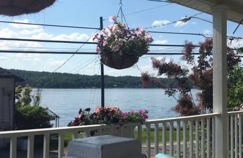 Livonia Cottage | Lakeview Retreat, nearby Letchworth Park, SUNY Geneseo, Fingerlakes Wineries