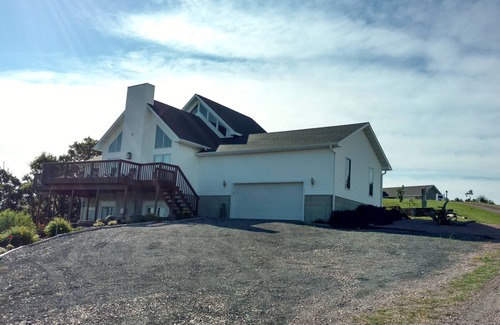 Crofton Cabin | Lakeview retreat with room for the whole family!