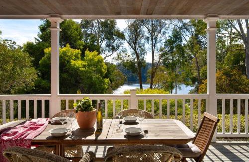 Daylesford House | Lakeview - spacious home by the lake