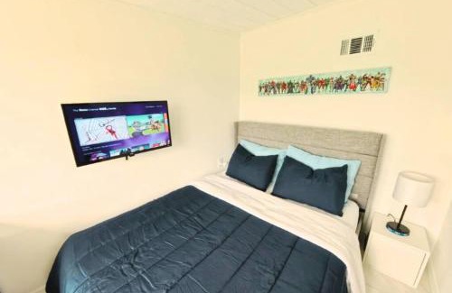 Buena Ventura Lakes Apartment | Lakeview Suite - Near Disney World & Universal Studios