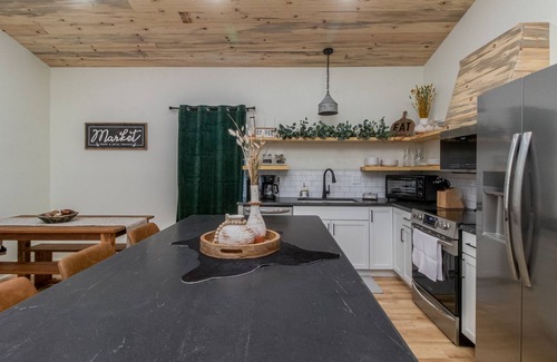 Durant House | Lakeview sunsets and 10 miles from Choctaw Casino!