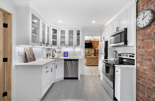Lakeville House | Lakeville Lodge with Private Pool – Walkable to Lake, Restaurants, & Salisbury!