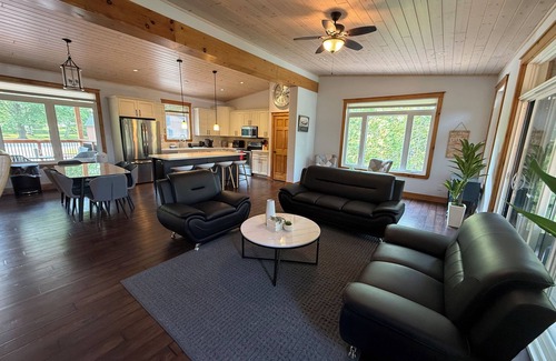 Omemee Cottage | Lakewood Haven is a charming 4-bedroom cottage nestled in by the waterfront.
