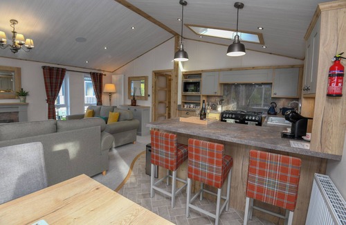 Woodhall Spa Cottage | LAKEWOOD RETREAT, pet friendly, with hot tub in Woodhall Spa