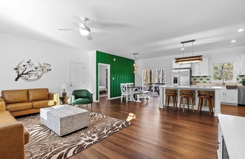 Wise House | Lakin`Reel Memories - Sleeps 18 - New Rental