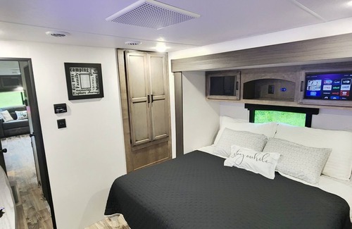Whiteside House | LakinItEasy - Glamping at it's finest with Lake Views!