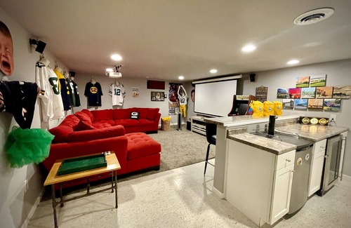 Green Bay House | Lambeau Field House - Walk to Stadium & Resch Center!