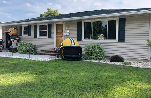 Green Bay House | Lambeau Field House - Walk to Stadium & Resch Center!