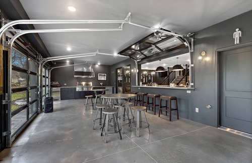 Ashwaubenon House | Lambeau’s Legendary Packer Experience, 3-5 minute walk to Lambeau