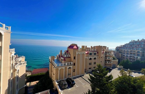 Primorski Apartment | LaMer Residence DeluxenLuxury Beachfront Escape | Private Beach, Pools & Spa