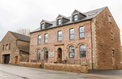 Kirkby Stephen Apartment | LAMMERSIDE, with hot tub in Kirkby Stephen
