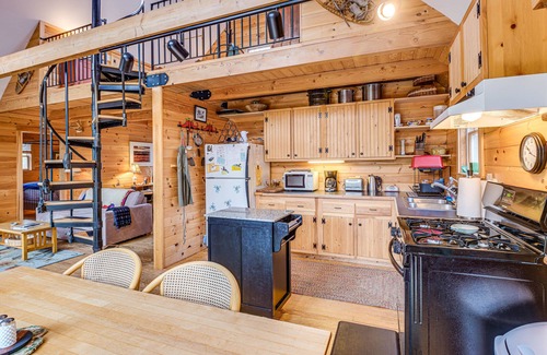Lamoine Cabin | Lamoine Cabin w/Deck ~ 16 Mi to Acadia Nat’l Park
