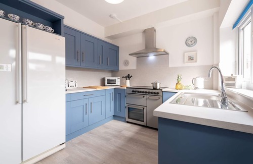Rhosneigr House | Lan y Môr : Family-Friendly 3‑Bed Cottage with Beach Access in Rhosneigr | Managed by Anglesey Holid
