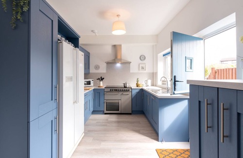 Rhosneigr House | Lan y Môr : Family-Friendly 3‑Bed Cottage with Beach Access in Rhosneigr | Managed by Anglesey Holid