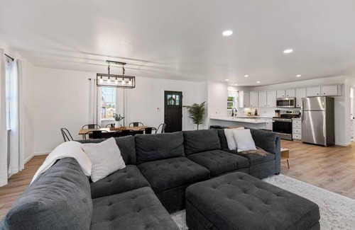 Witmer House | Lancaster Abode-5 mins to RT30, indoor fireplace