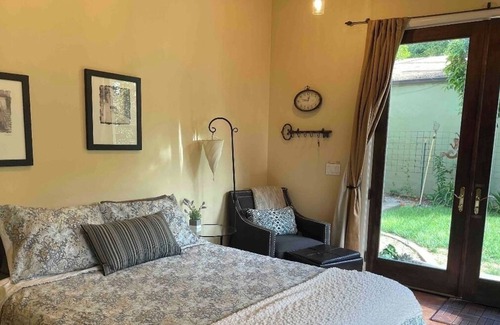 Southwestern Sacramento House | Land Park Garden Cottage w/Hot Tub free parking