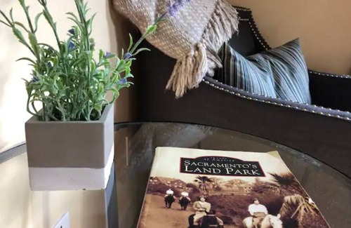 Southwestern Sacramento House | Land Park Garden Cottage w/Hot Tub free parking