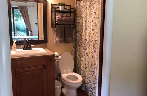 Southwestern Sacramento House | Land Park Garden Cottage w/Hot Tub free parking